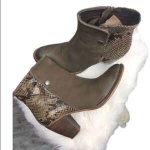 NWOB SPM | sneak print ankle boots sz 8‎